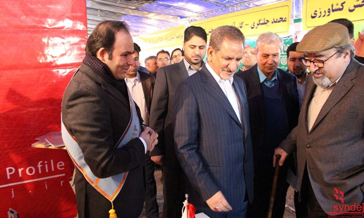 دریافت لوح و تندیس کارآفرین برتر بخش صنعت توسط مدیریت گروه سیندژ در نهمین جشنواره ملی امتنان ۱۳۹۳